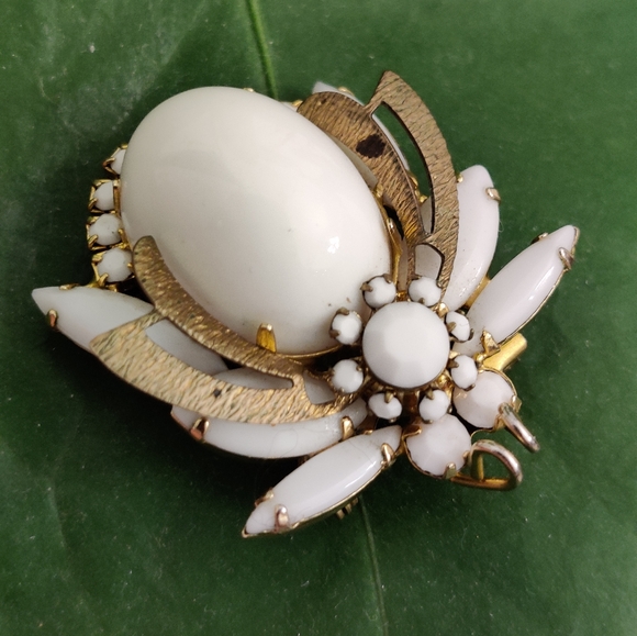 Vintage JULIANA Delizza & Elster Milk Glass Bee Bug Insect Pin Brooch - Picture 10 of 16